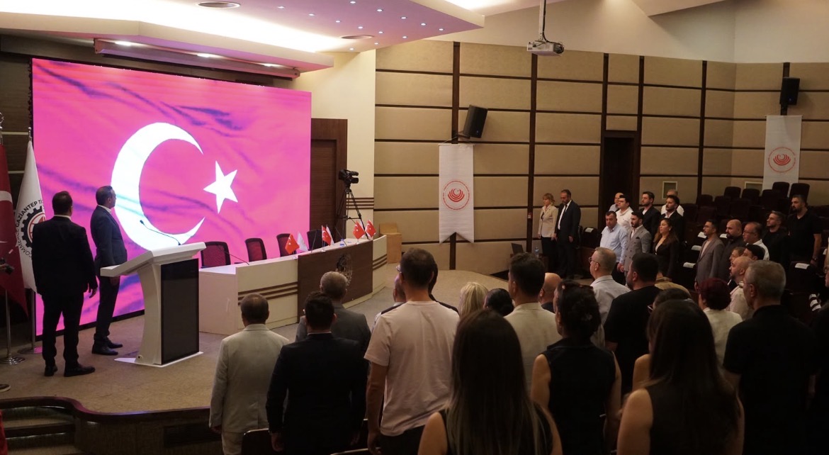 Gaziantep optisyen gözlükçüler çalıştayında geniş katılımcı grubunun salon fotoğrafı